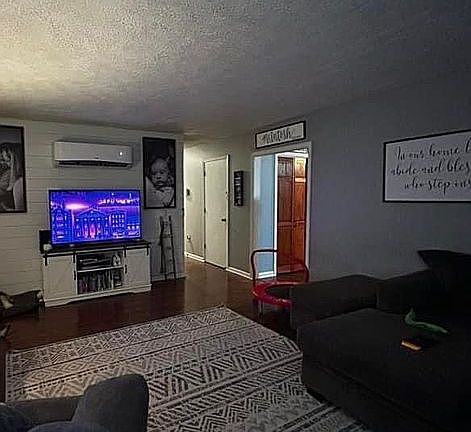4th image of 460 E Adair St