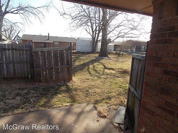 5th image of 602 S Highland Dr
