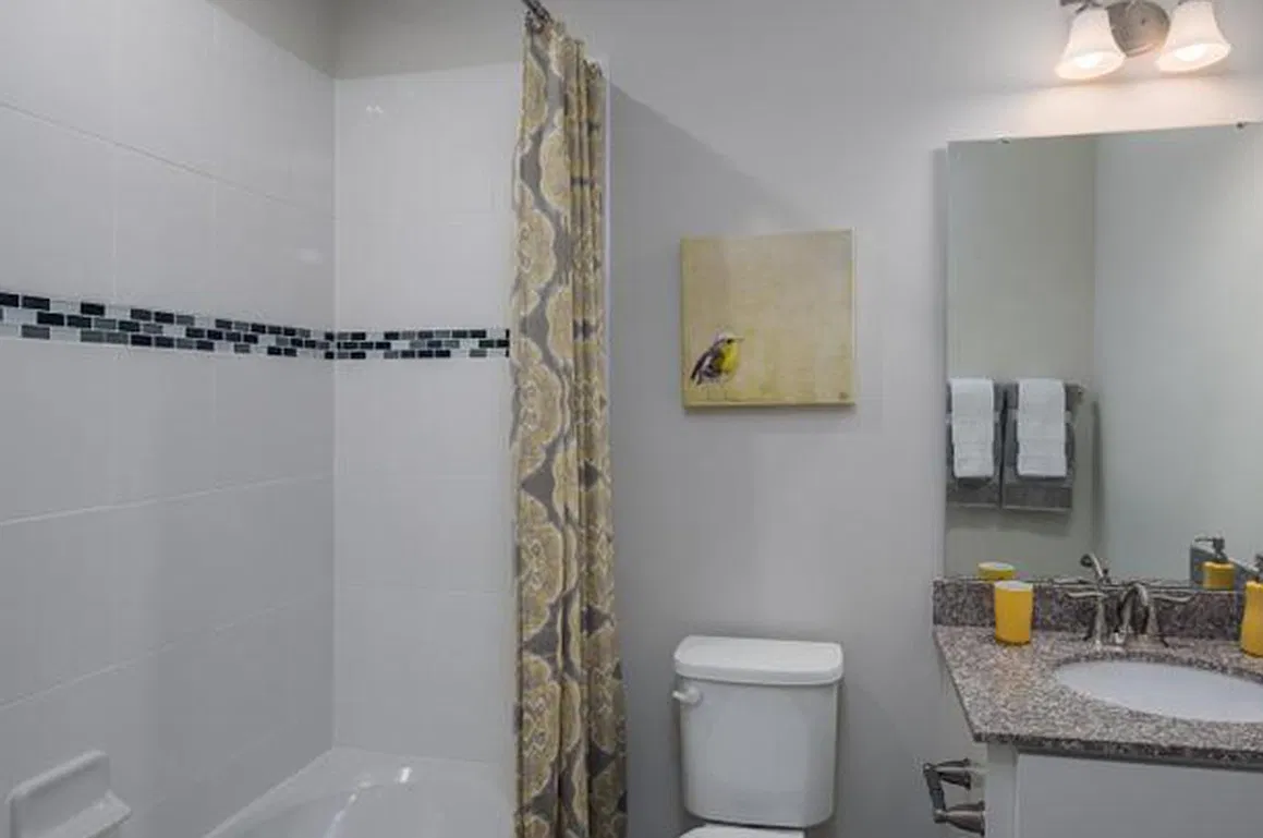 4 bed, 4.5 bath, 2100 sqft, $2,950 — Photo 3
