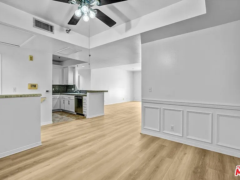 2222 N Beachwood Dr #302 — Photo 3