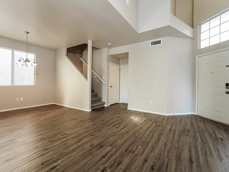 2151 E Briarwood Ter — Photo 5