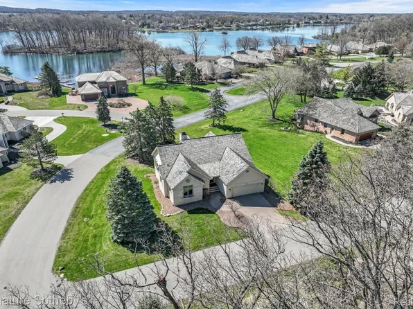 51 Chateaux Du Lac, Fenton, MI 48430