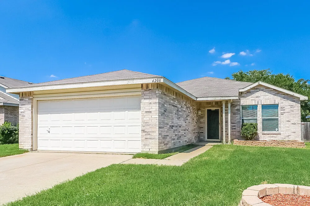 3 bed, 2.0 bath, 1354 sqft, $1,920 — Photo 1