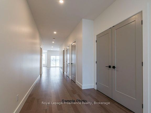 5th image of 36 Fraser Dr