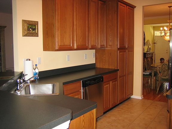 kitchen w breakfast bar