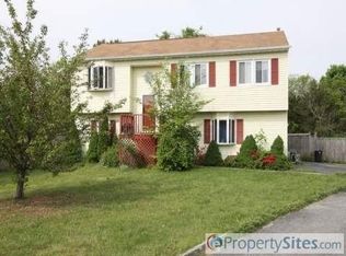 8 Holly Ct, Middle Island, NY 11953