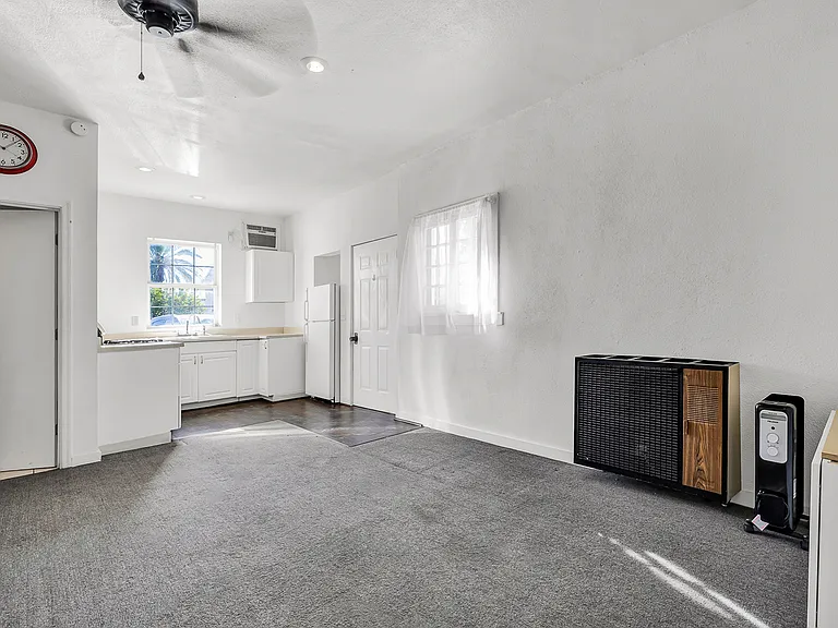 638 E 1st St #6 — Photo 9