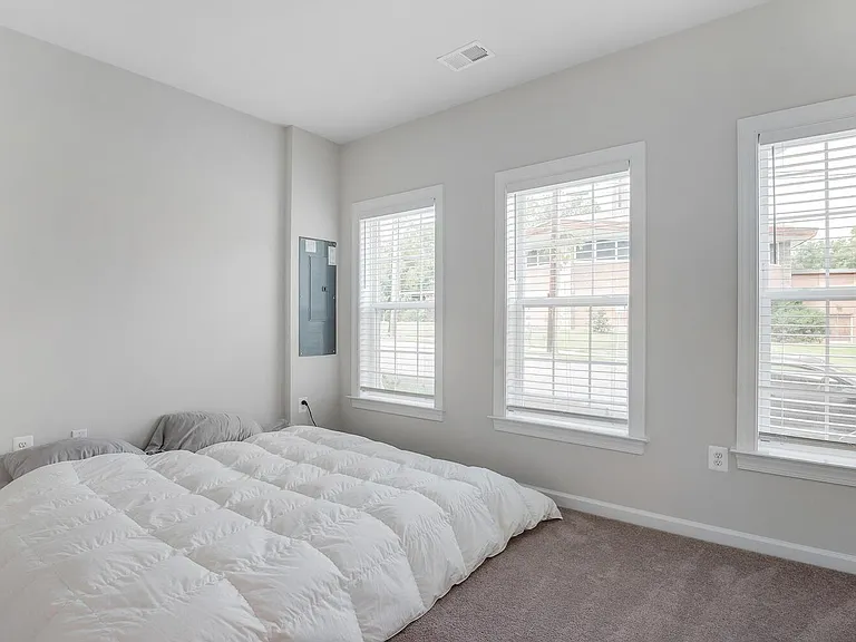 4725 Cherokee St — Photo 11