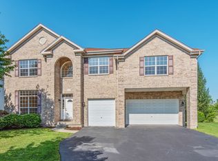 4 Alexander Ct, Bolingbrook, IL 60490