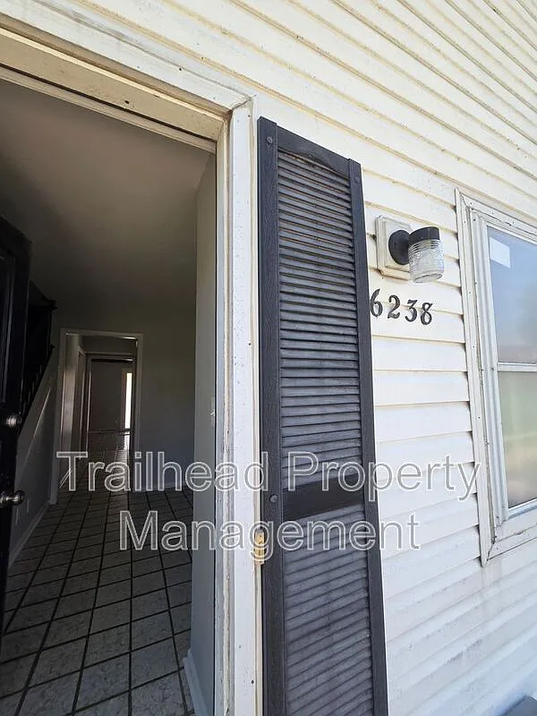 3 bed, 2.5 bath, 1420 sqft, $1,595 — Photo 2