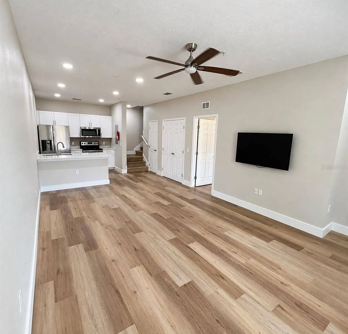 3 bed, 2.0 bath, 1300 sqft, $2,200 — Photo 3