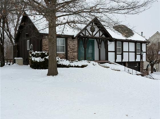1st image of 212 NW Redwood Ct