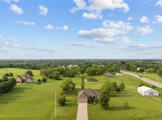 241 NW 180th St, Smithville, MO 64089