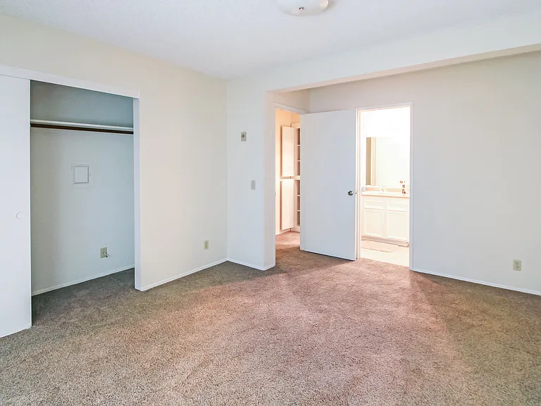 1575 Oak Apartment Homes — Photo 36