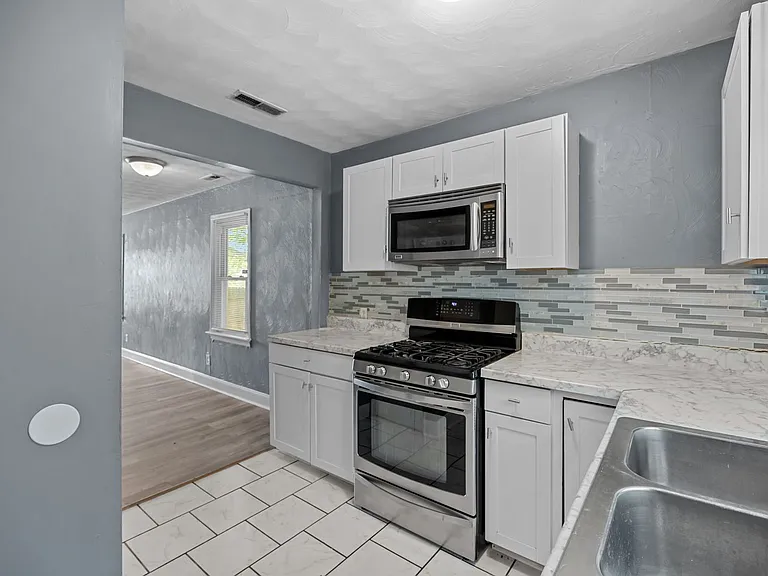 2321 Columbus Ave — Photo 8