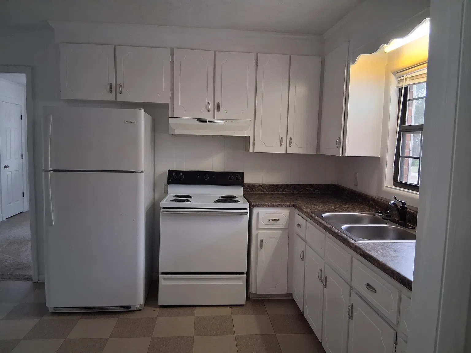 3 bed, 1.5 bath, 1176 sqft, $1,200 — Photo 2