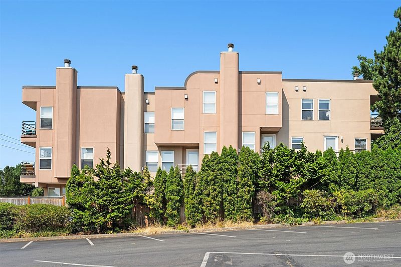 2nd image of 3216 14th Avenue W #202