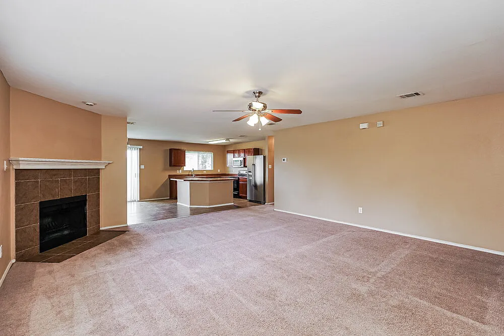3 bed, 2.0 bath, 1700 sqft, $2,105 — Photo 4