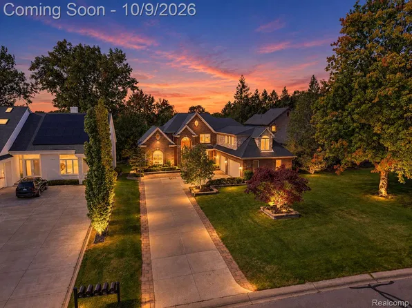1347 Forest Bay Dr, Waterford, MI 48328