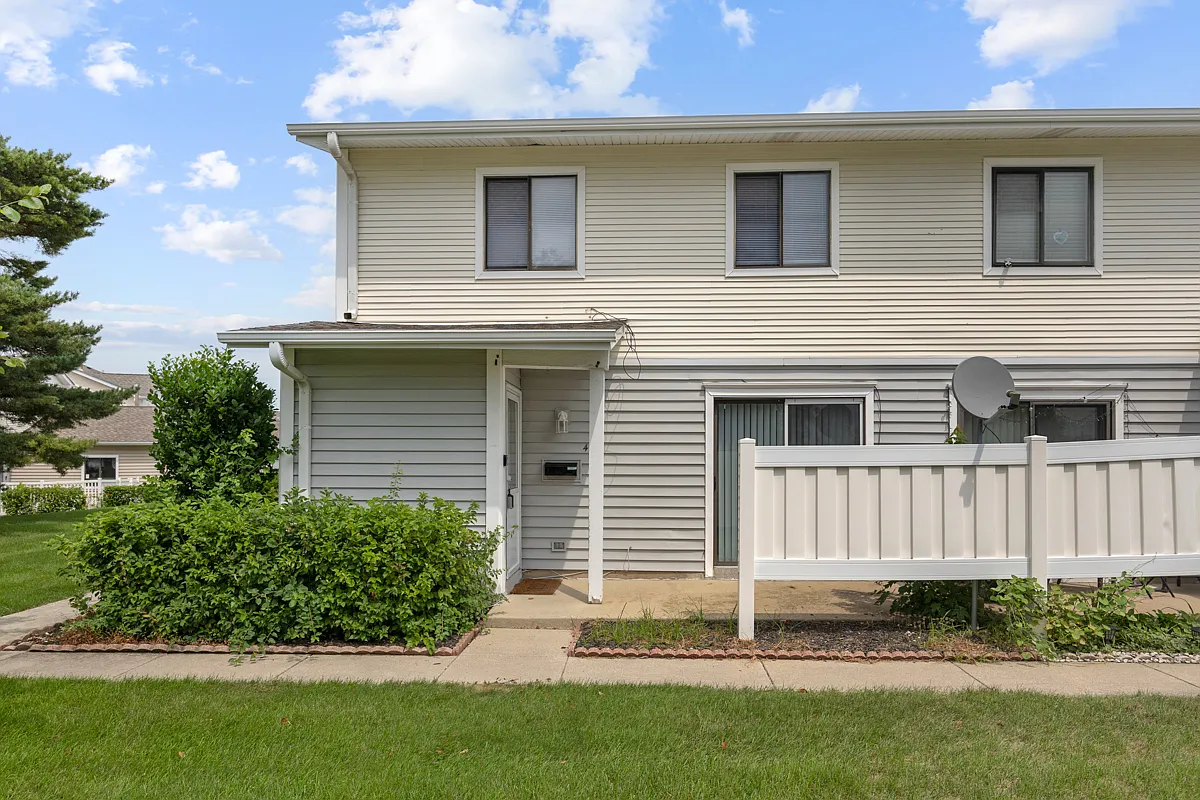 2 bed, 1.5 bath, 1340 sqft, $2,200 — Photo 2