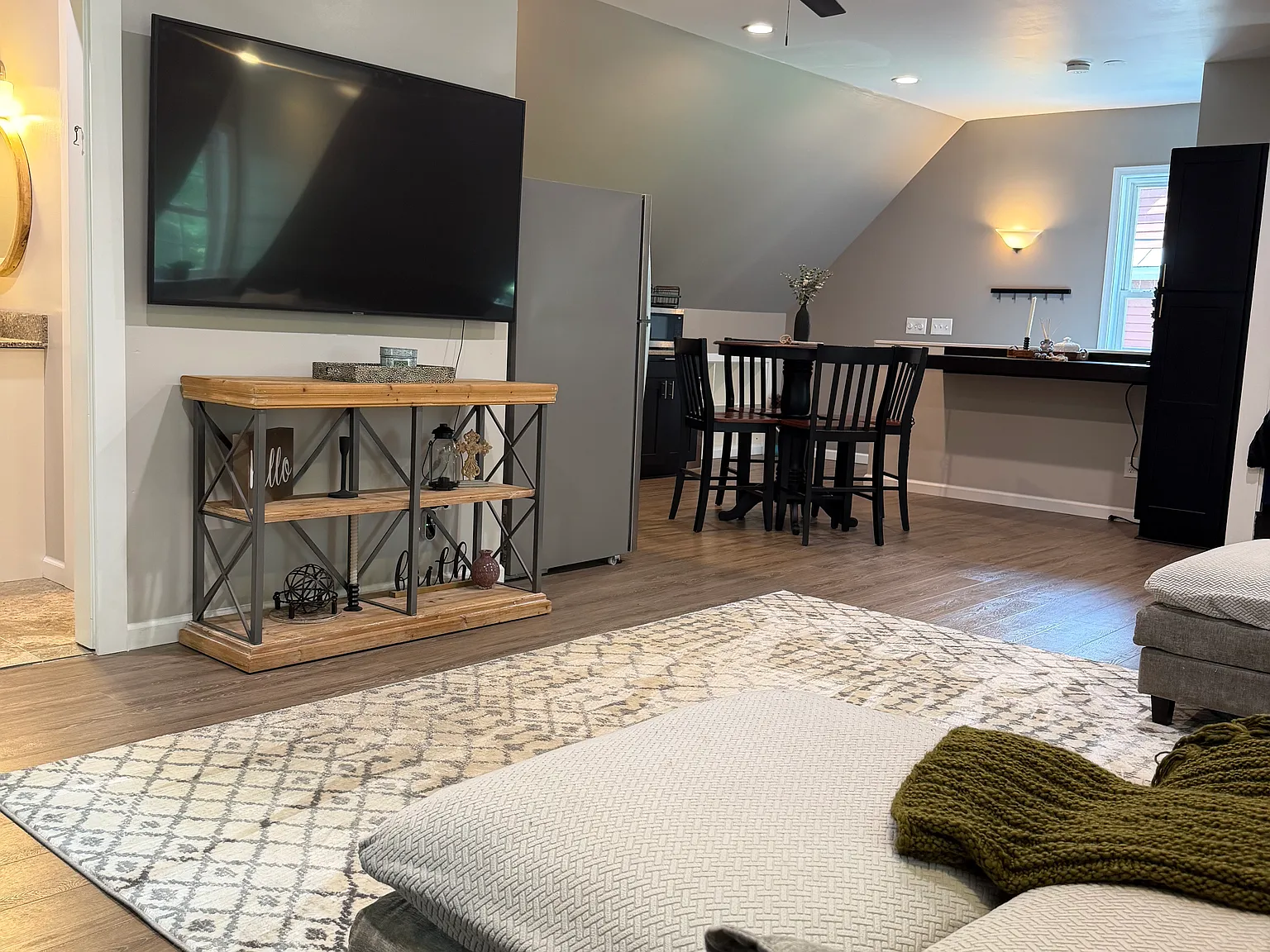 Studio, 700 sqft, $1,850 — Photo 2
