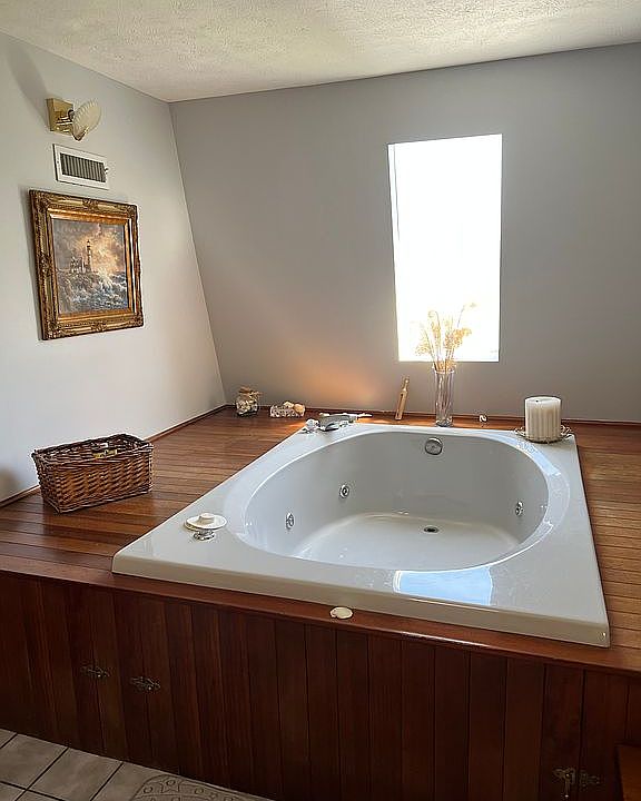 1st image of 115 Lakeview Cir