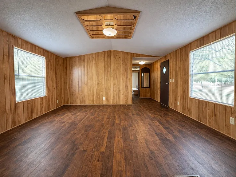 1037 Pecan Valley Dr — Photo 4