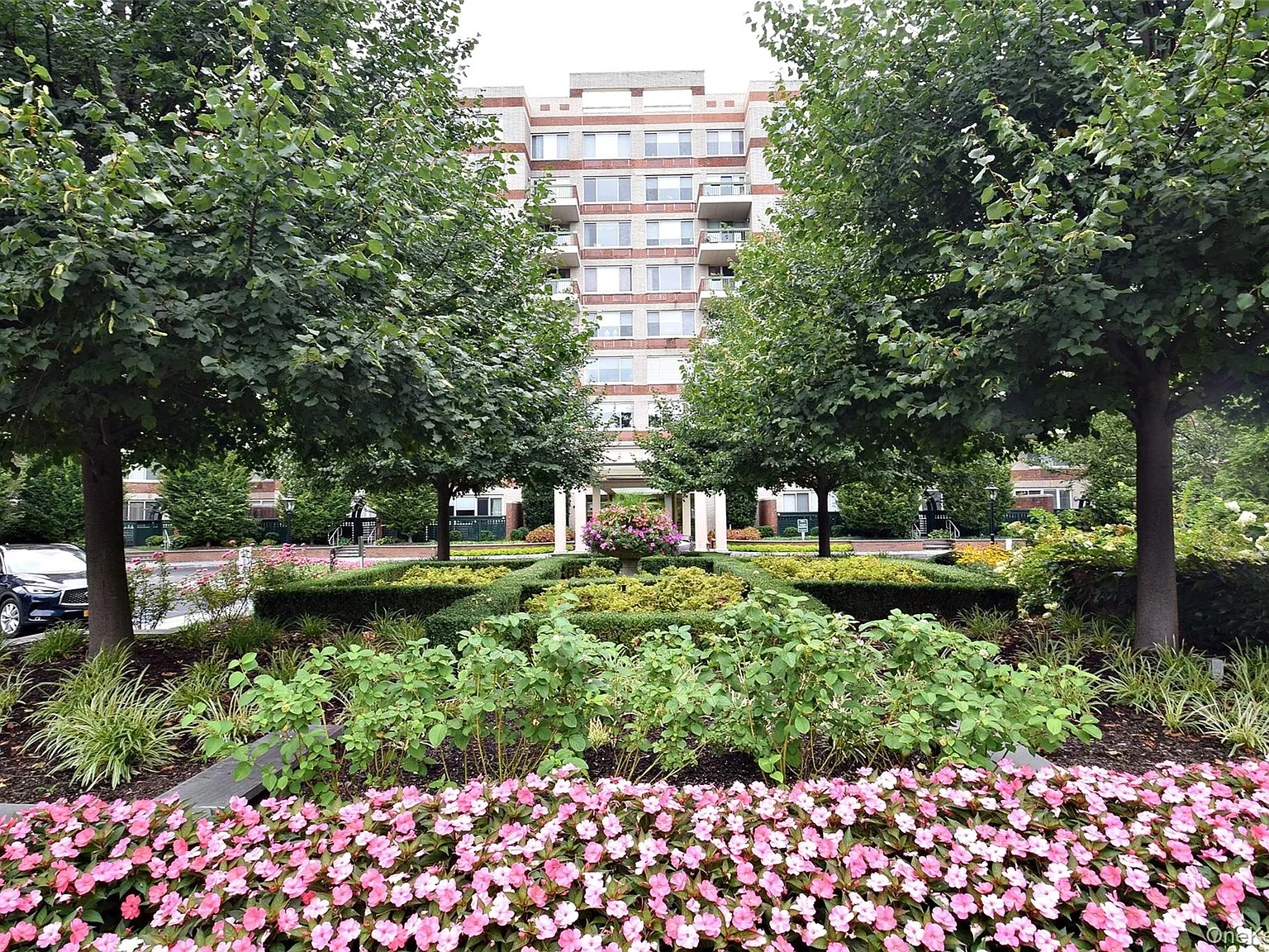 1 bed, 1.5 bath, 1100 sqft, $4,800 — Photo 2