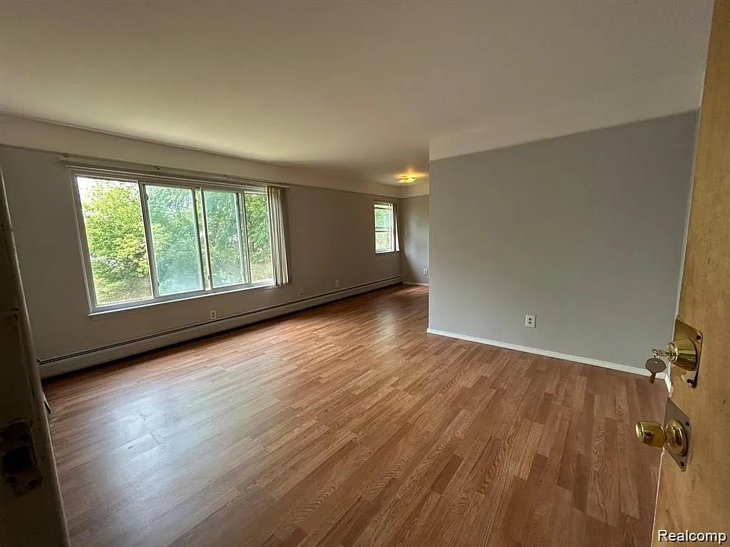 1 bed, 700 sqft, $1,050 — Photo 3