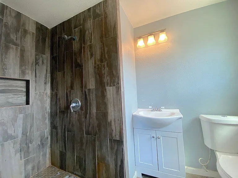 4424 Eleanor Way — Photo 16