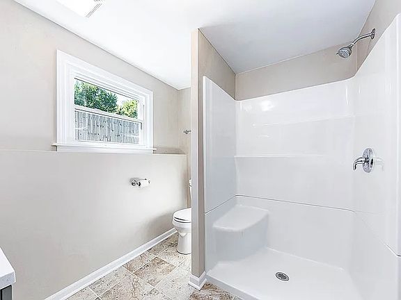 3rd image of 508 Lakelawn Blvd