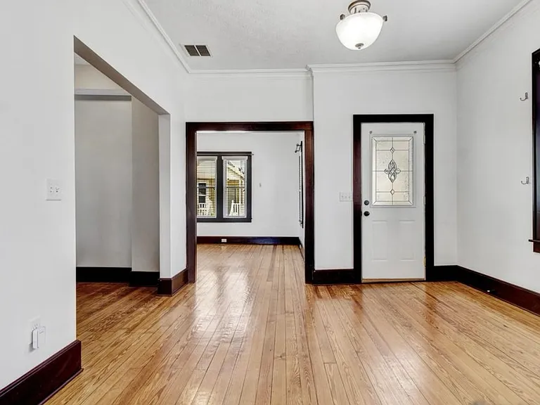 904 Zeeland Ct NE — Photo 2