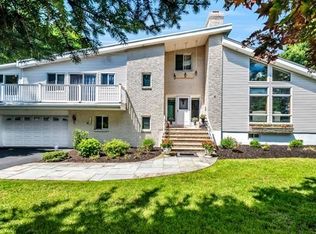 4 Fox Hunt Ln, Winchester, MA 01890