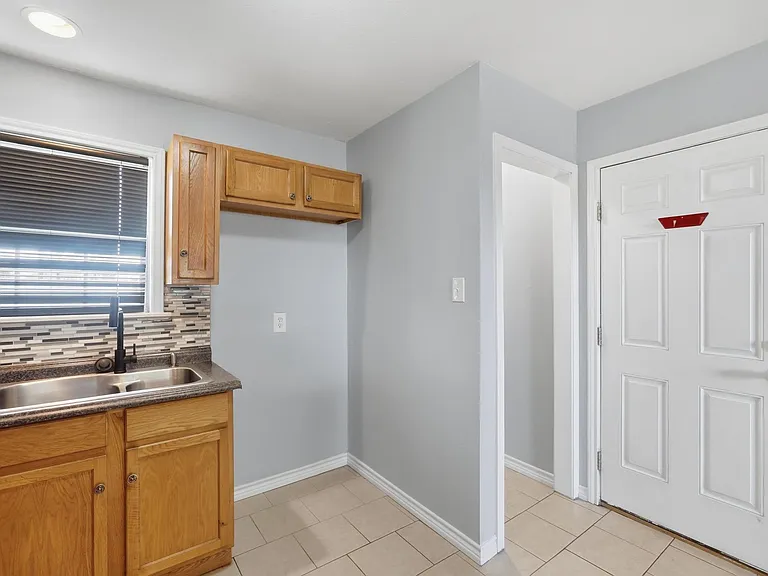 1741 Pasadena Dr — Photo 9