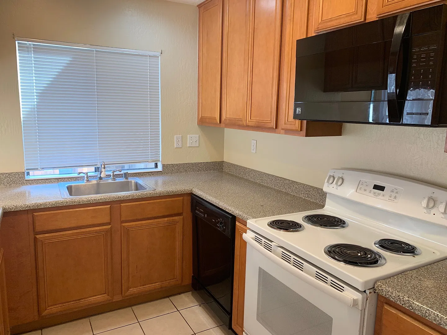 Beautiful Antioch Condo! Move in ready! — Photo 1