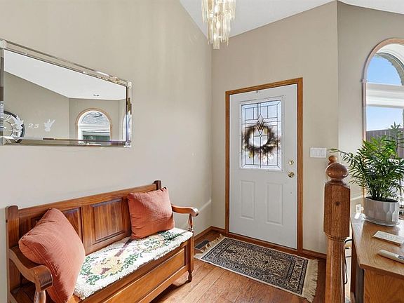 3rd image of 132 S Denison Cres