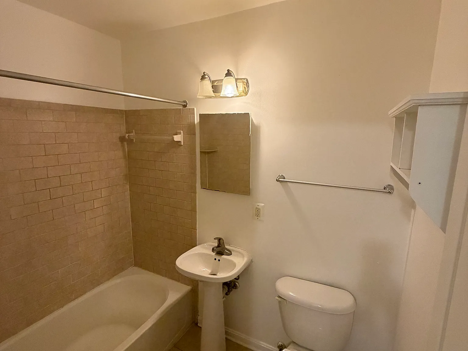 1 bed, 700 sqft, $1,200 — Photo 3