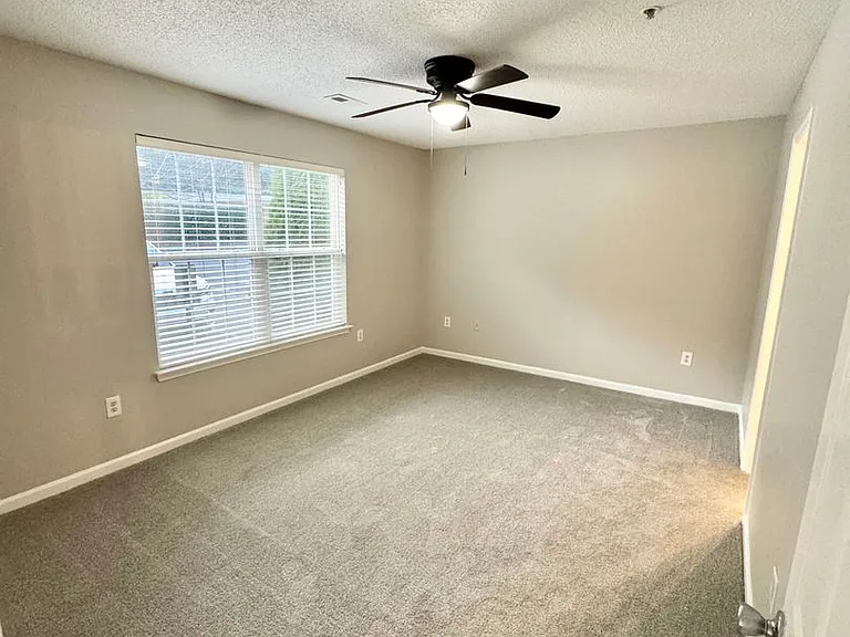 Lakeview Apartments — Photo 6