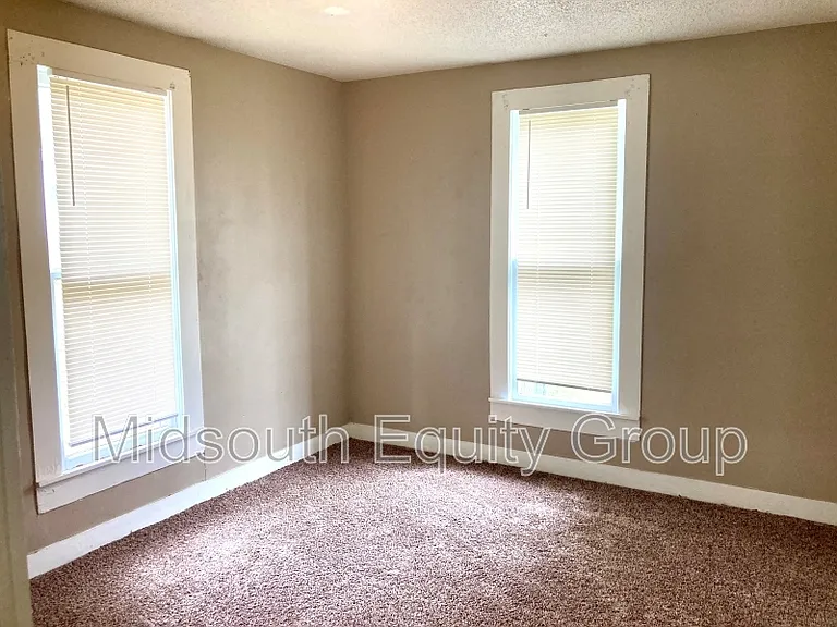 214 W South St — Photo 5