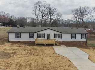 2000 Willow Creek Ct, Pinnacle, NC 27043