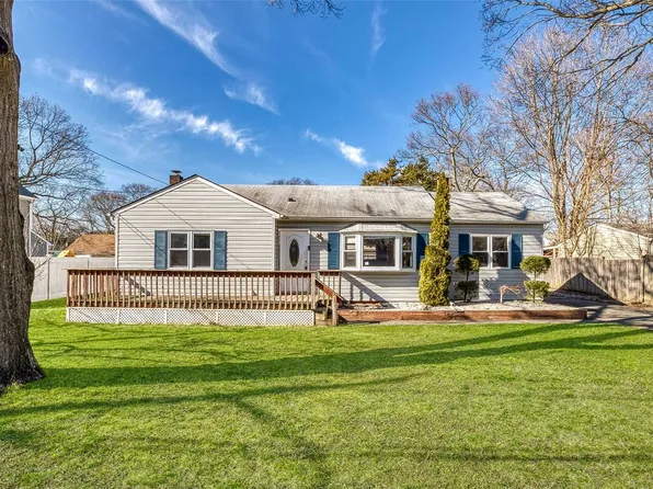 73 2nd St, Ronkonkoma, NY 11779