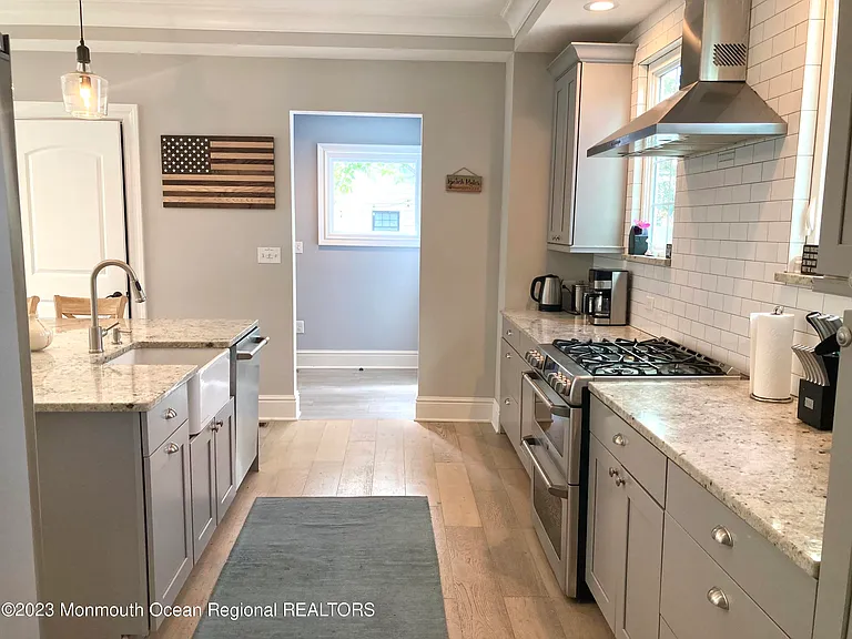 600 6th Ave — Photo 16