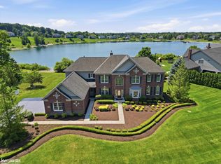 1622 Hunters Lake Dr, Milford, MI 48380