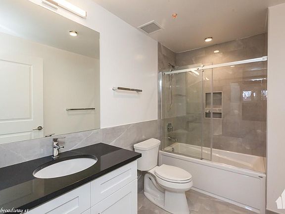 4th image of 3835 N Broadway St #1024
