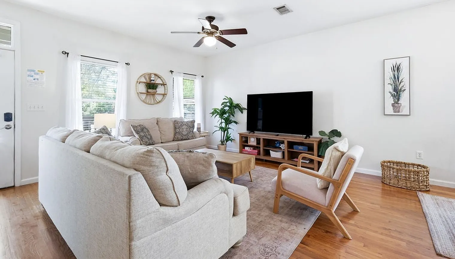 3 bed, 2.0 bath, 1334 sqft, $4,326 — Photo 4