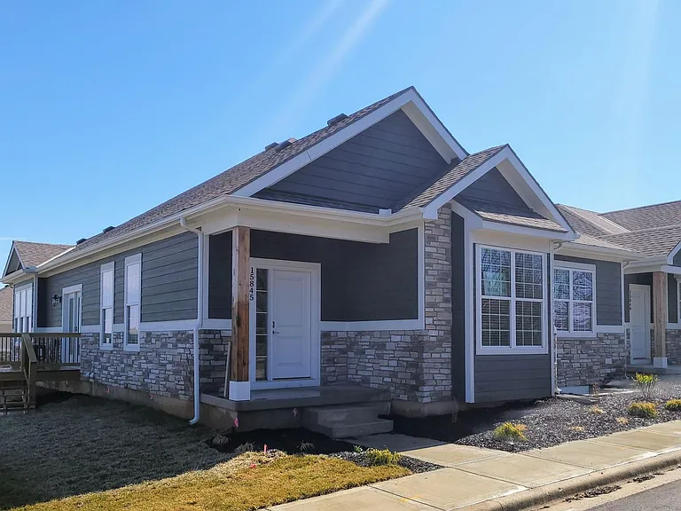 15845 Foster St — Photo 3