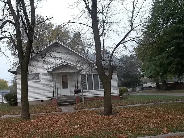 203 S 12th St, Wymore, NE 68466