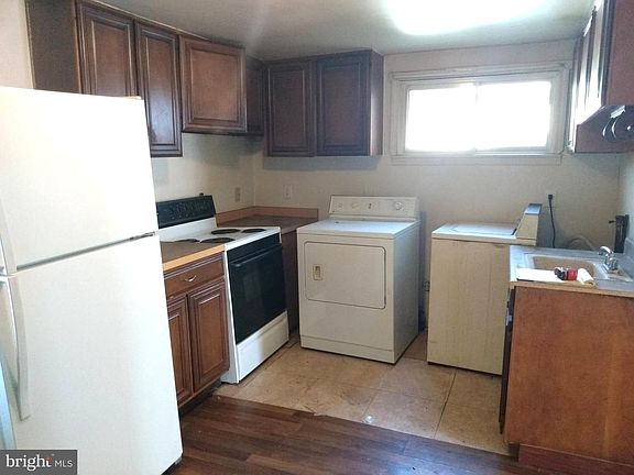 4th image of 139 W 2nd St