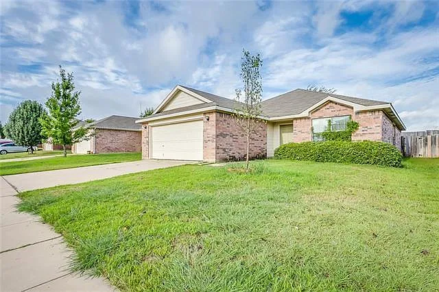 3 bed, 1637 sqft, $2,050 — Photo 1