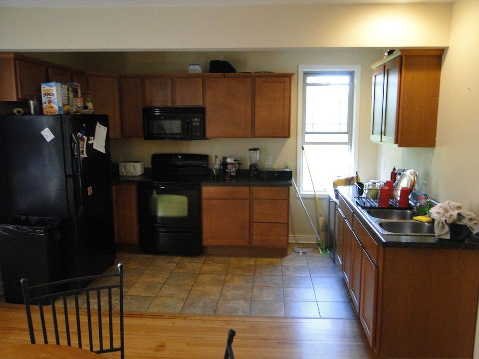 2nd image of 647 Victoria St S #2